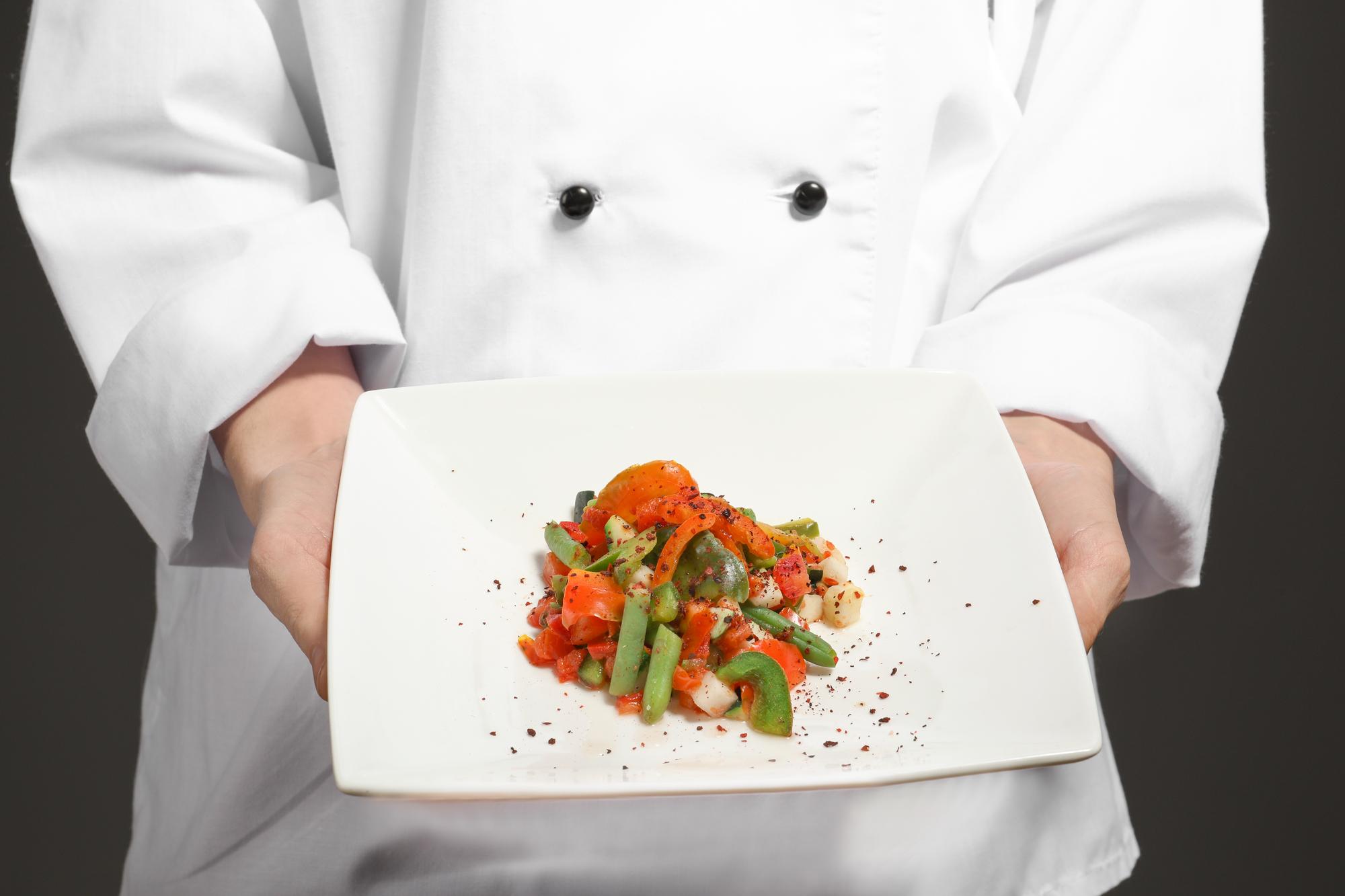 Chef che prepara un piatto veloce